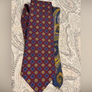 Vintage Tommy Hilfiger 100% Silk Tie
Burgundy Gold Geo Print
Necktie